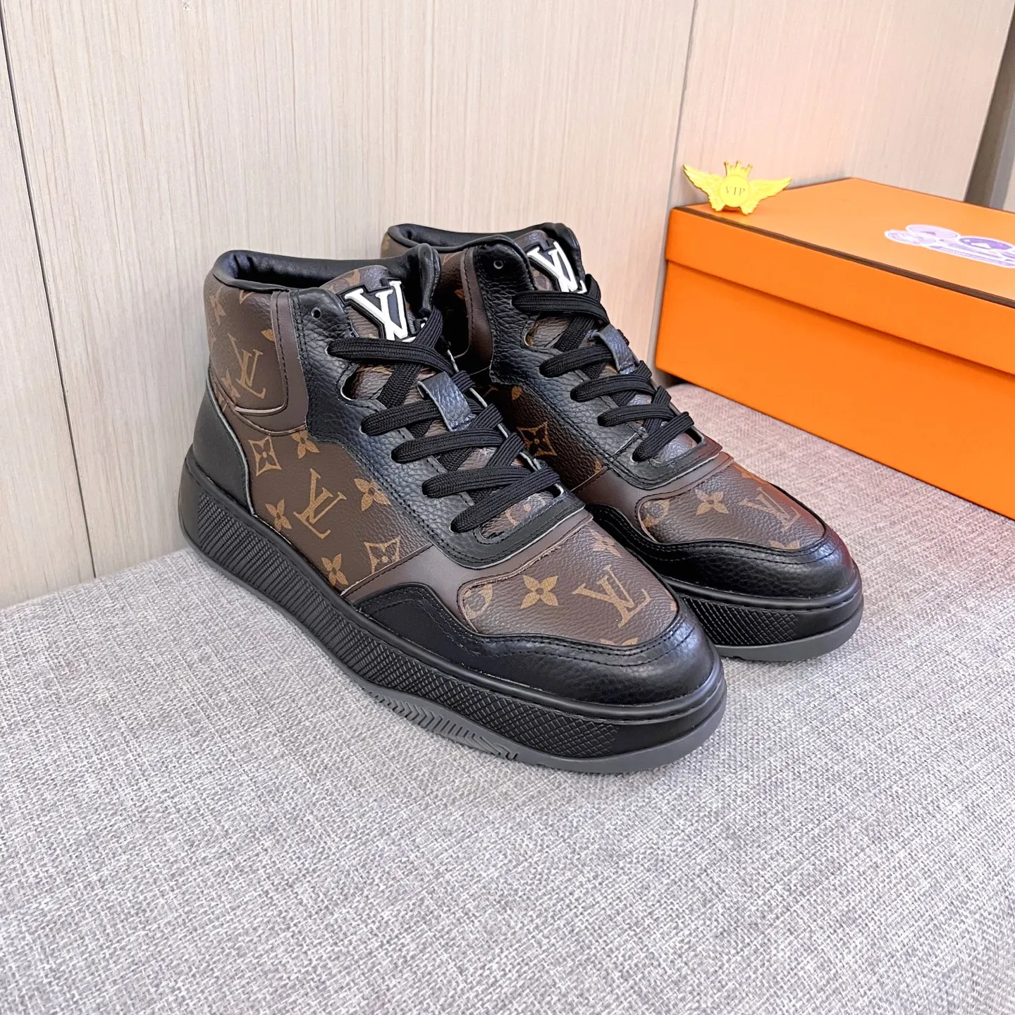 Men's shoes💰 460💰[LV]🔥Louis Vuitton, high-end men's shoes brand, official website 1:1 latest masterpiece: the upper is made of Italian imported first-layer cowhide with a comfortable and breathable lining➕original non-slip and wear-resistant outsole🔥, making walking more convenient and comfortable! An exclusive new model, a stunning work, a beautiful 1:1 replica [color] compared to the official quality! Create a fashionable personality to set off your uniqueness! A must-have for trendy men! Classic🔥Size: 38-44 Color: 🔥 2⃣️colors available🔥